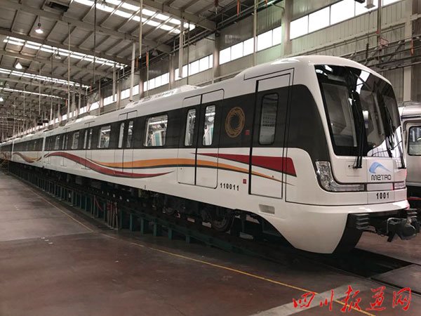 車身外觀的涂裝采用充滿活力靈動的三色波浪型飄帶