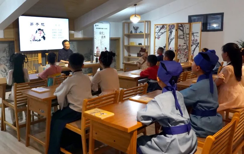 2.任用霖給孩子們上國學課。西充縣煙草專賣局供圖