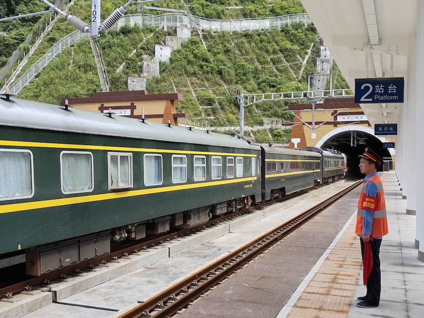 列車駛入高川站。成蘭公司供圖