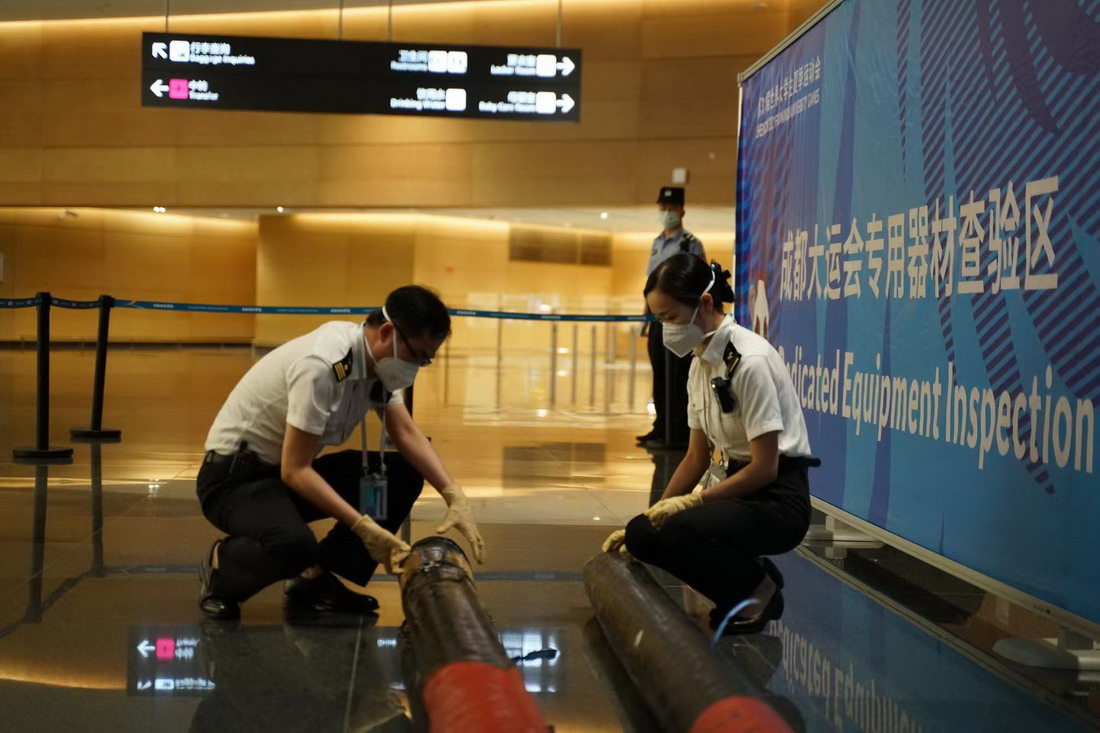 成都海關工作人員查驗大運會涉賽物品.jpg