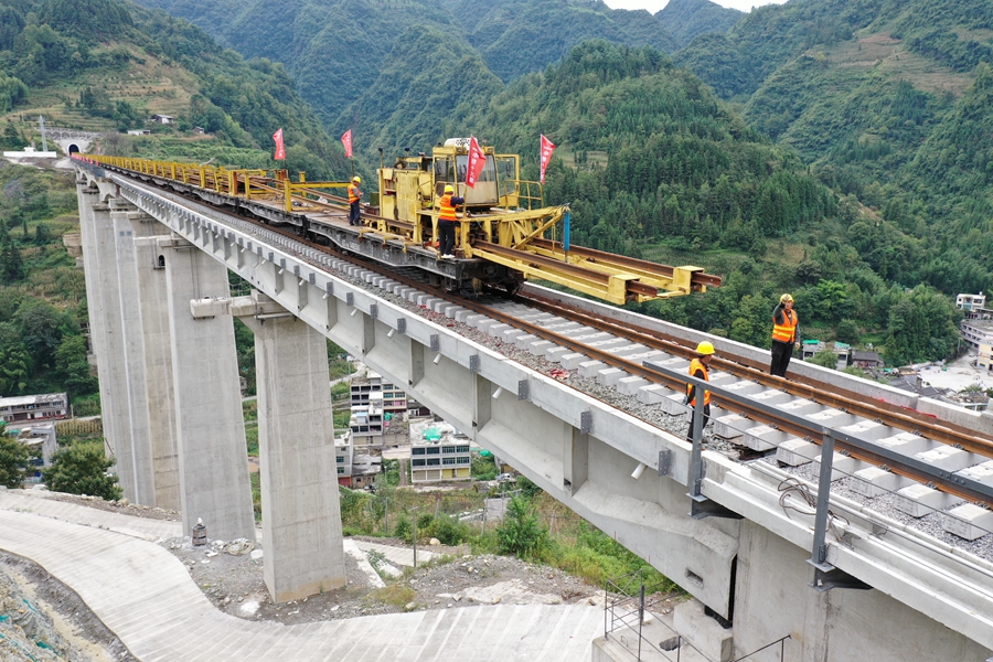 敘永至畢節鐵路鋪軌現場_副本.jpg