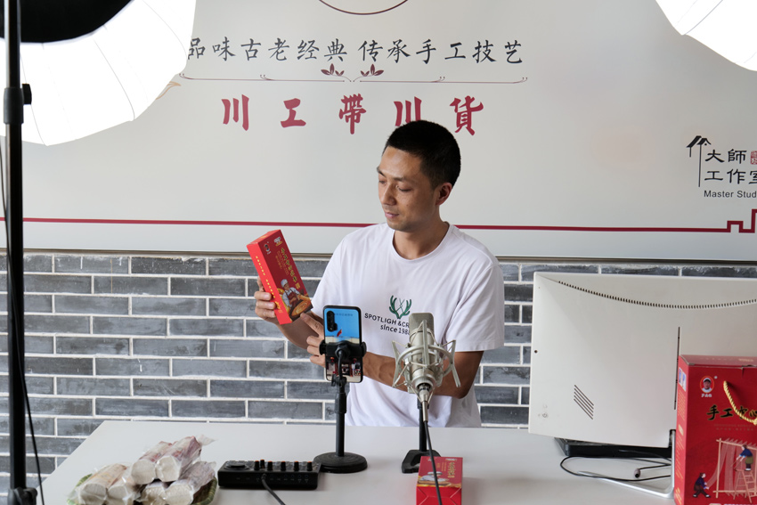 陳立亮直播帶貨中江掛面。中江縣委宣傳部供圖