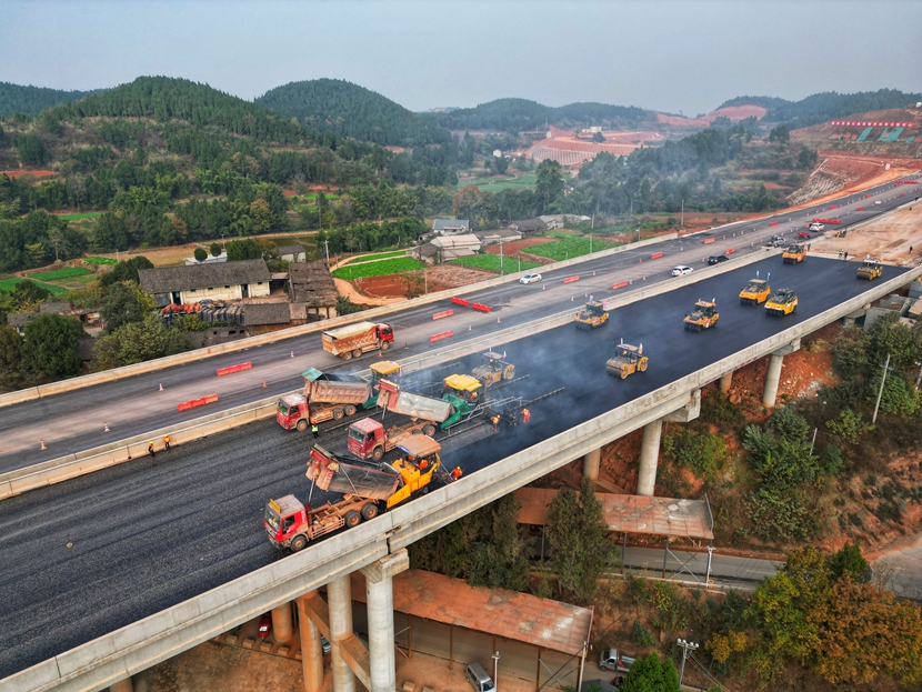 德陽市旌陽區，LM2標進行瀝青鋪設施工.jpg