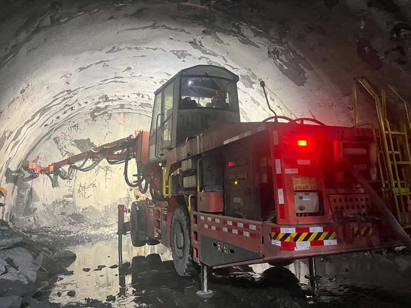 LJ9標白馬隧道進口掌子面三臂鑿巖臺車鉆孔.jpg
