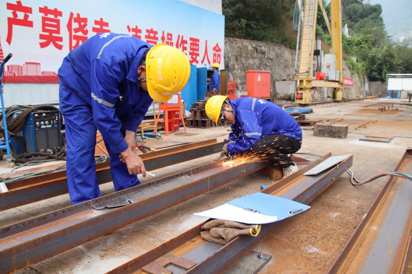 2024年2月21日，沿江高速ZX1項目部新市金沙江特大橋拼裝場內進行胎架加工_副本.jpg