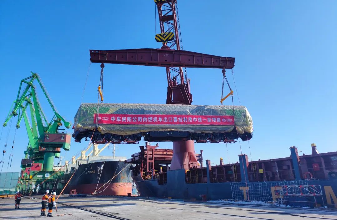 內燃機車發往非洲塞拉利昂.jpg