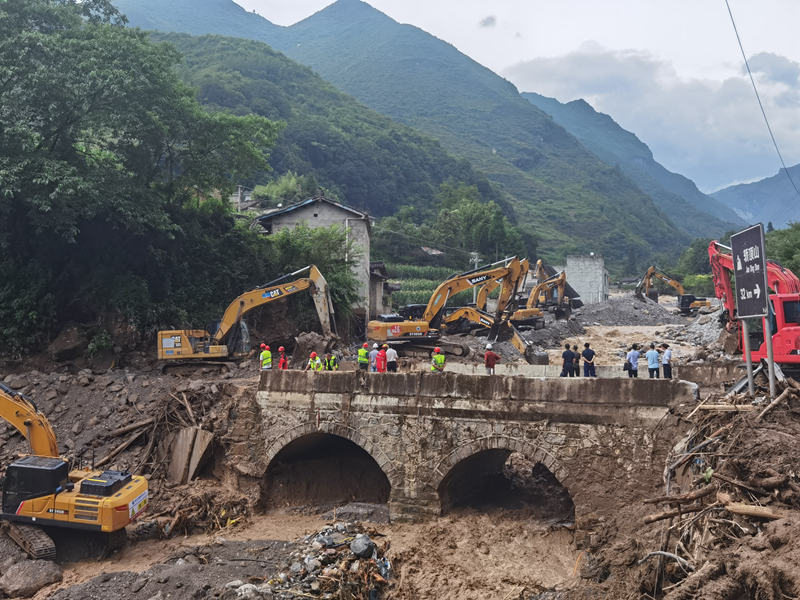 通往漢源災區的國省縣道均已搶通（四川省交通運輸廳供圖）_副本.png
