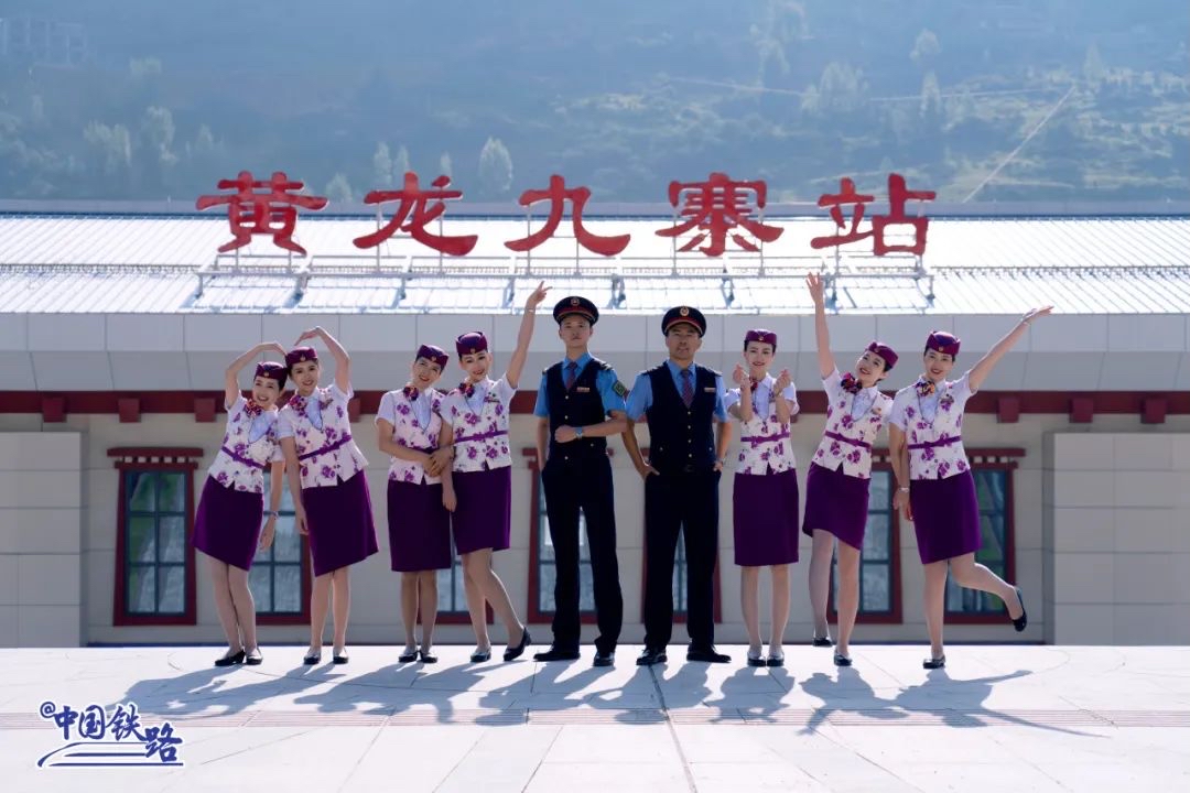首發乘務組亮相(1).jpg